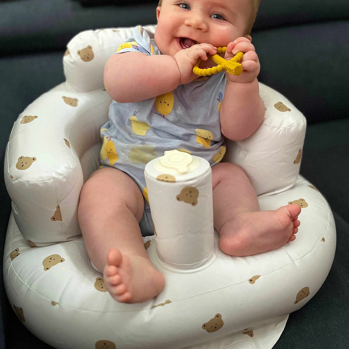 Maël a rejoint le concours — aidez-le/la à gagner de superbes lots ! baby, blue_onesie, cheeks, child, comfort, cute, face, foot, hand, happy, indoor, infant, inflatable_chair, plush, relaxing, sitting, smiling, teddy_bear_pattern, teething_toy, toy