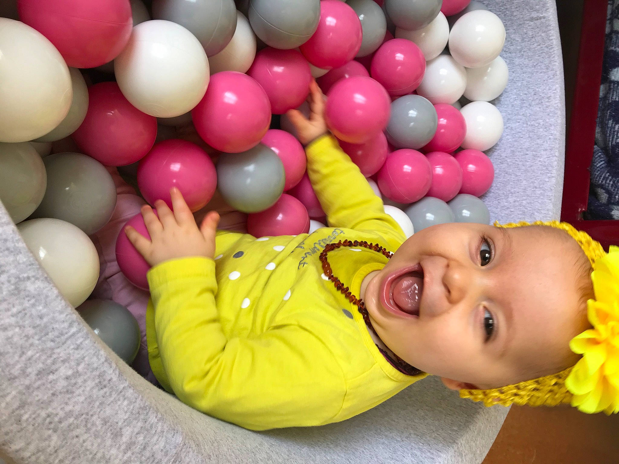 Jeanne participe au concours pour gagner de l'argent avec cette photo : baby, balloon, child, party_supply, person, pink, smile, sweetness, toddler, toy, yellow
