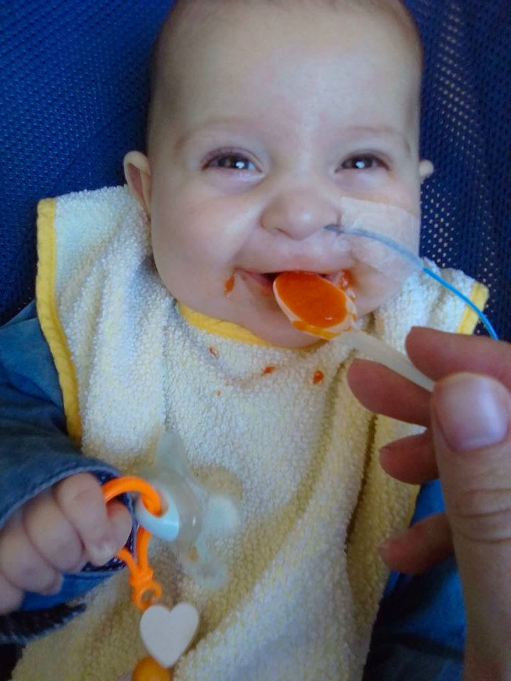 Jeanne participe au concours pour gagner de l'argent avec cette photo : baby, baby_food, baby_playing_with_food, child, eating, finger, food, nose, person, toddler