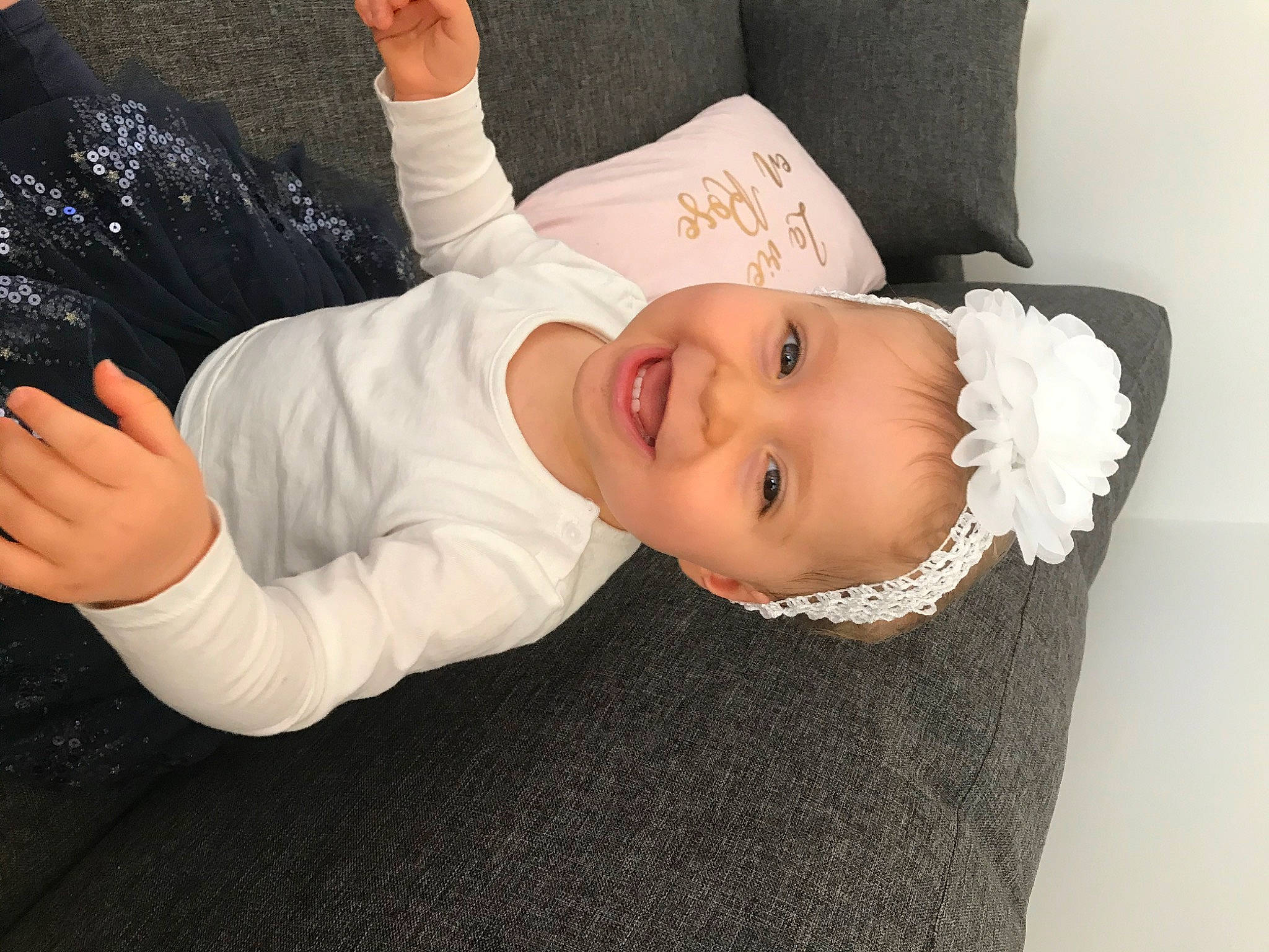 Jeanne a rejoint le concours — aidez-le/la à gagner de superbes lots ! arm, baby, child, ear, finger, gesture, hair_accessory, hand, happy, head, headgear, joy, neck, person, photography, skin, toddler