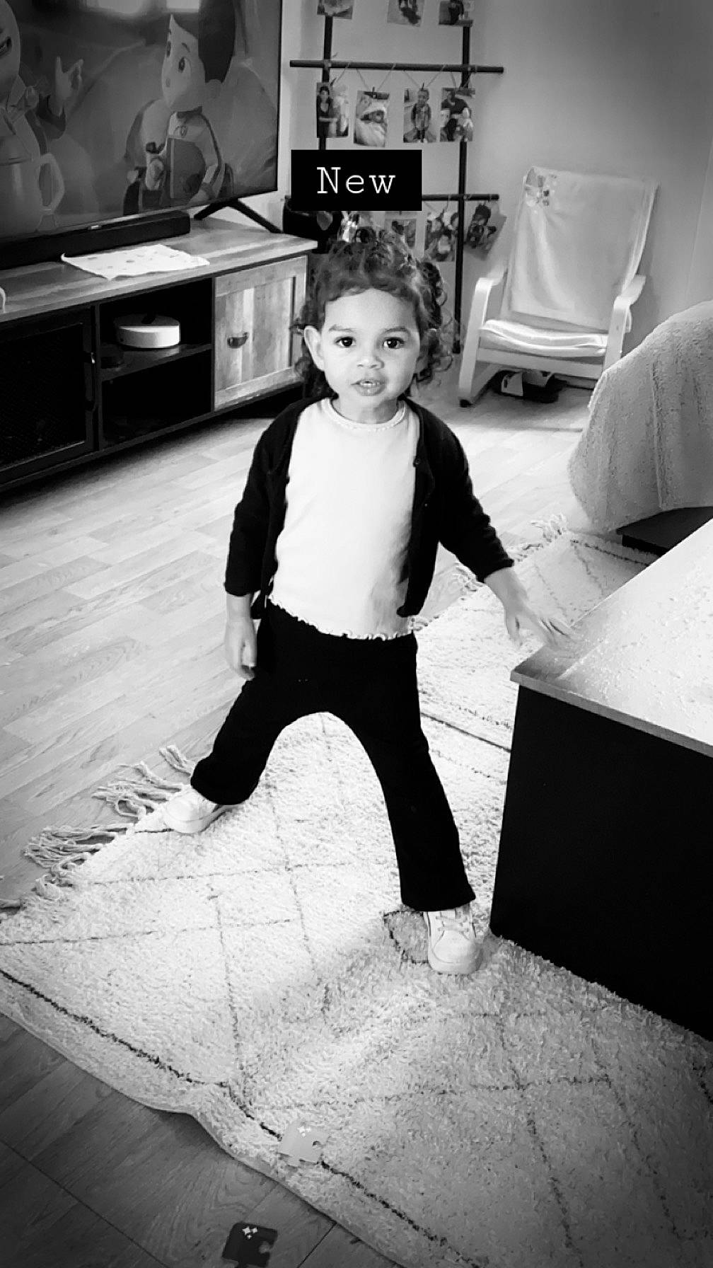 Letty participe au concours pour gagner de l'argent avec cette photo : black, black_and_white, eye, flash_photography, floor, flooring, fun, gas_stove, gesture, happy, kitchen_appliance, leg, monochrome, monochrome_photography, person, photograph, snapshot, standing, style, toddler