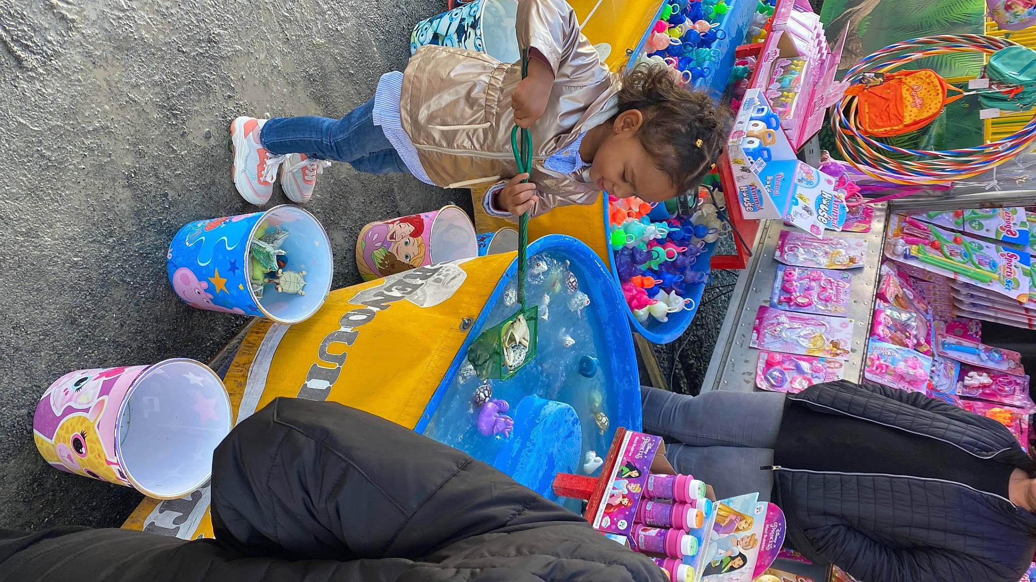 Letty participe au concours pour gagner de l'argent avec cette photo : art, blue, child, crowd, event, fun, hat, jeans, leisure, linens, pattern, people, person, plastic, public_space, sitting, sun_hat, t_shirt, textile, tourism