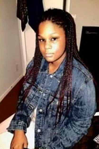 Chaiane is registered to the contest to win money with this photo: black_hair, electric_blue, event, fashion_accessory, fashion_design, fun, fur, hair_coloring, lace_wig, lipstick, long_hair, makeover, pattern, person, sitting, sleeve, street_fashion, thigh