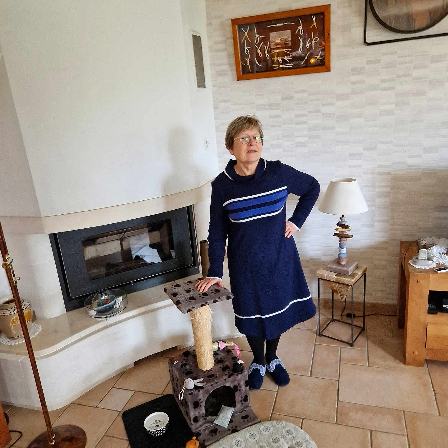 Irine participe au concours pour gagner de l'argent avec cette photo : accessories, architecture, boy, building, clothing, couch, fireplace, furniture, glasses, homedecor, indoors, interiordesign, lamp, livingroom, male, person, room, table, teen, wood