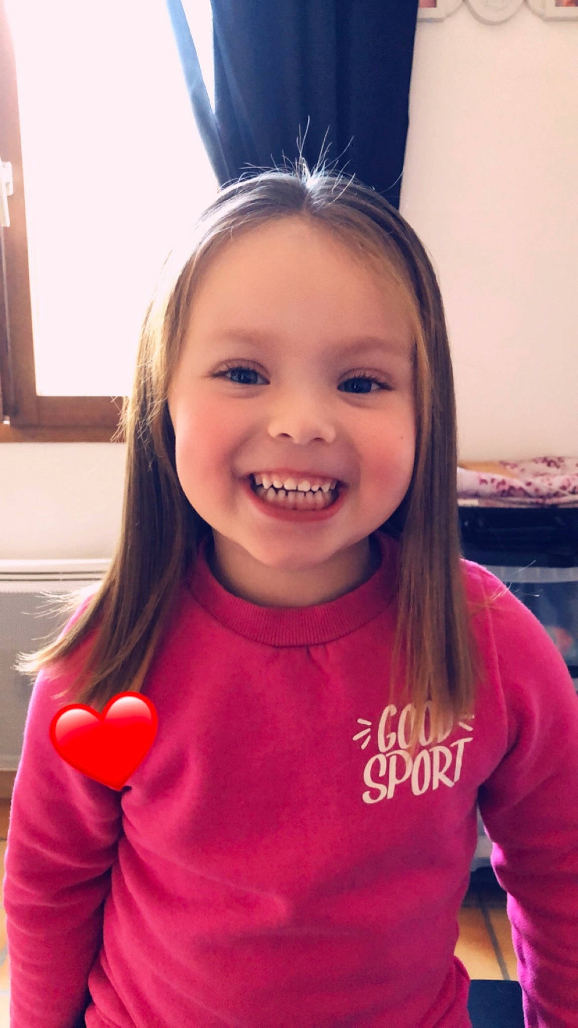 Celia participe au concours pour gagner de l'argent avec cette photo : child, child_model, ear, face, facial_expression, forehead, fun, hair, hairstyle, happy, head, joy, lip, long_hair, neck, organ, person, pink, skin, smile