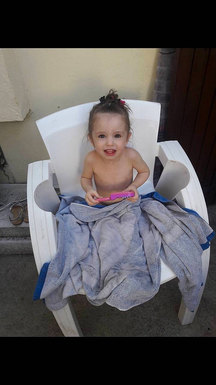 Avelina a rejoint le concours — aidez-le/la à gagner de superbes lots ! arm, baby, chair, child, ear, furniture, head, iris, joint, joy, person, shoulder, sitting, skin, toddler