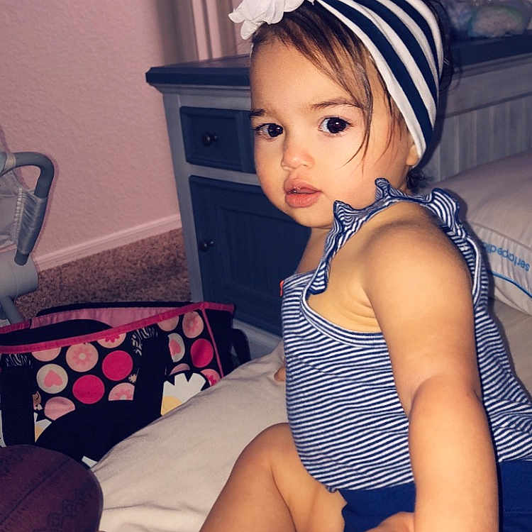Anabella is registered to the contest to win money with this photo: arm, black_hair, clothing, finger, headgear, human_leg, leg, neck, person, sitting, thigh