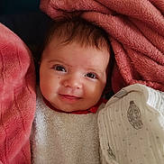 Romy a rejoint le concours — aidez-le/la à gagner de superbes lots ! baby, smiling, blanket, cozy, infant, face, portrait, child, soft_texture, cute, wrapped, warm, closeup, adorable, happy, comfort, young, expression, indoors, toddler