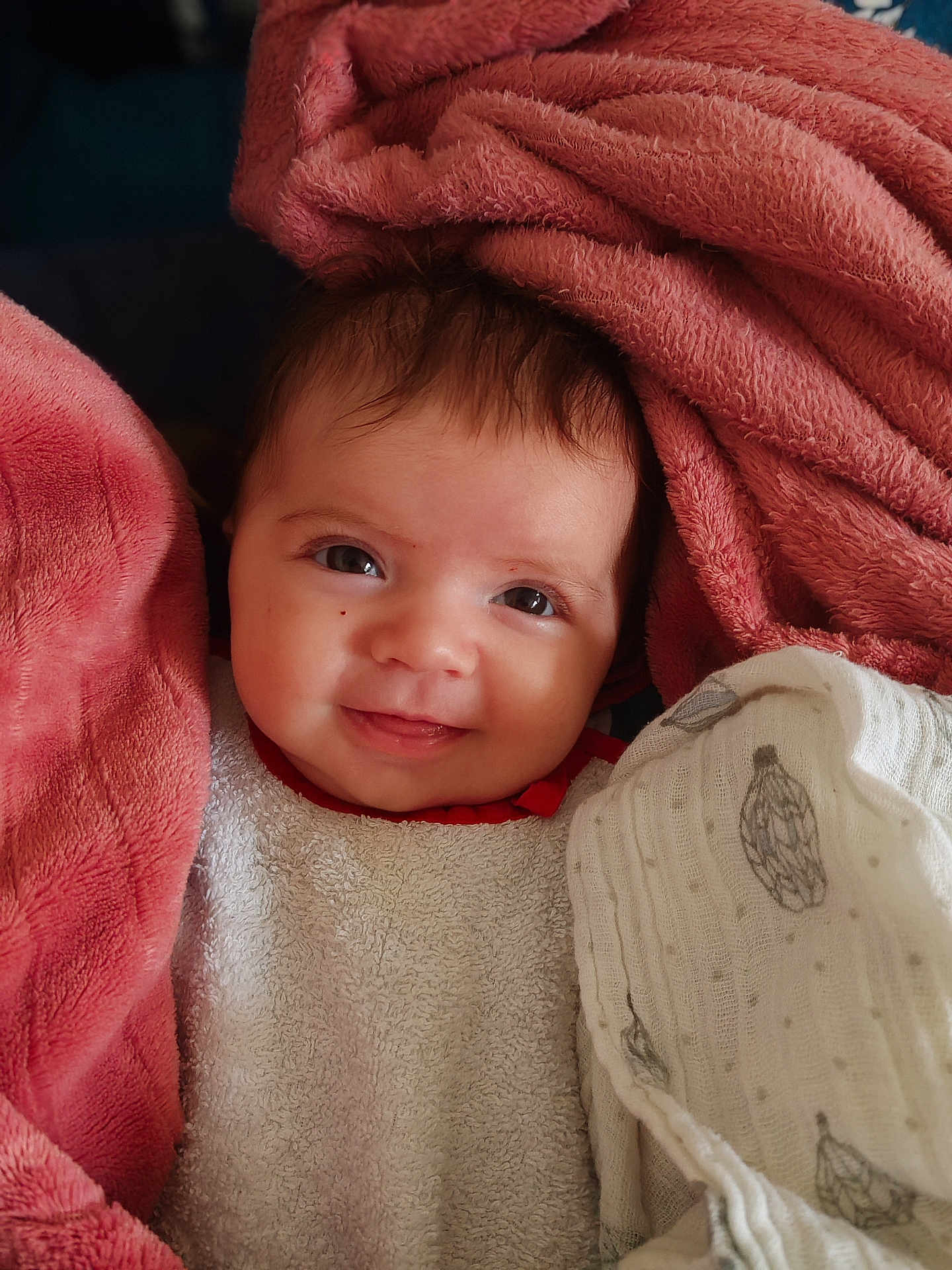Romy a rejoint le concours — aidez-le/la à gagner de superbes lots ! baby, smiling, blanket, cozy, infant, face, portrait, child, soft_texture, cute, wrapped, warm, closeup, adorable, happy, comfort, young, expression, indoors, toddler