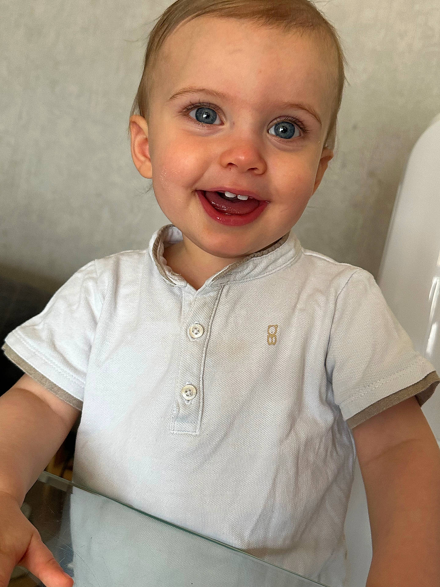 Aaron participe au concours pour gagner de l'argent avec cette photo : baby, babylaughing, blonde, blouse, bodypart, clothing, face, hair, happy, head, laughing, mouth, person, photography, portrait, shirt, sleeve, smile, t_shirt, teeth