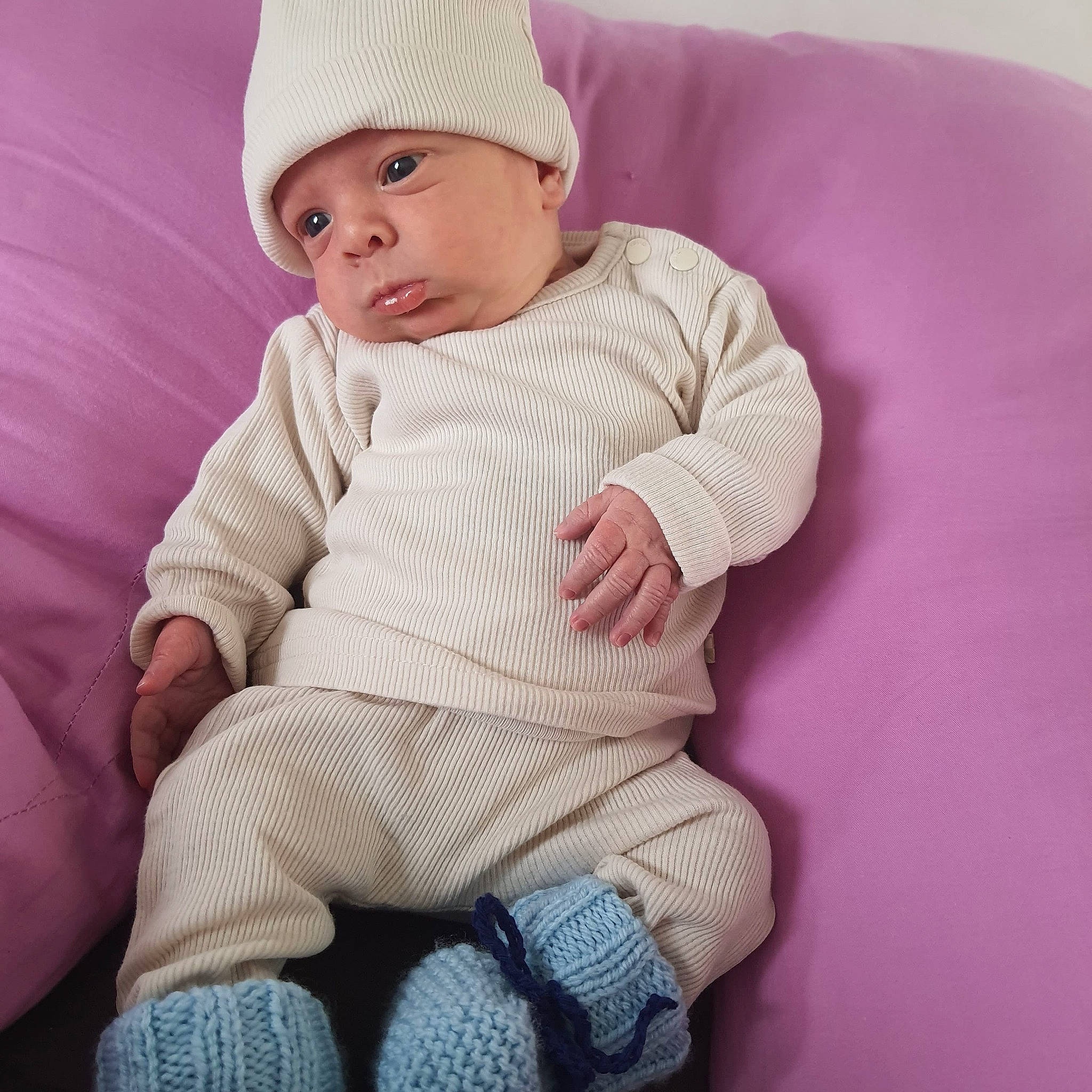 Jules a rejoint le concours — aidez-le/la à gagner de superbes lots ! baby, baby_toddler_clothing, cap, comfort, eye, hat, head, headgear, headwear, knee, lip, magenta, outerwear, pattern, person, pink, purple, sleeve, sock, textile