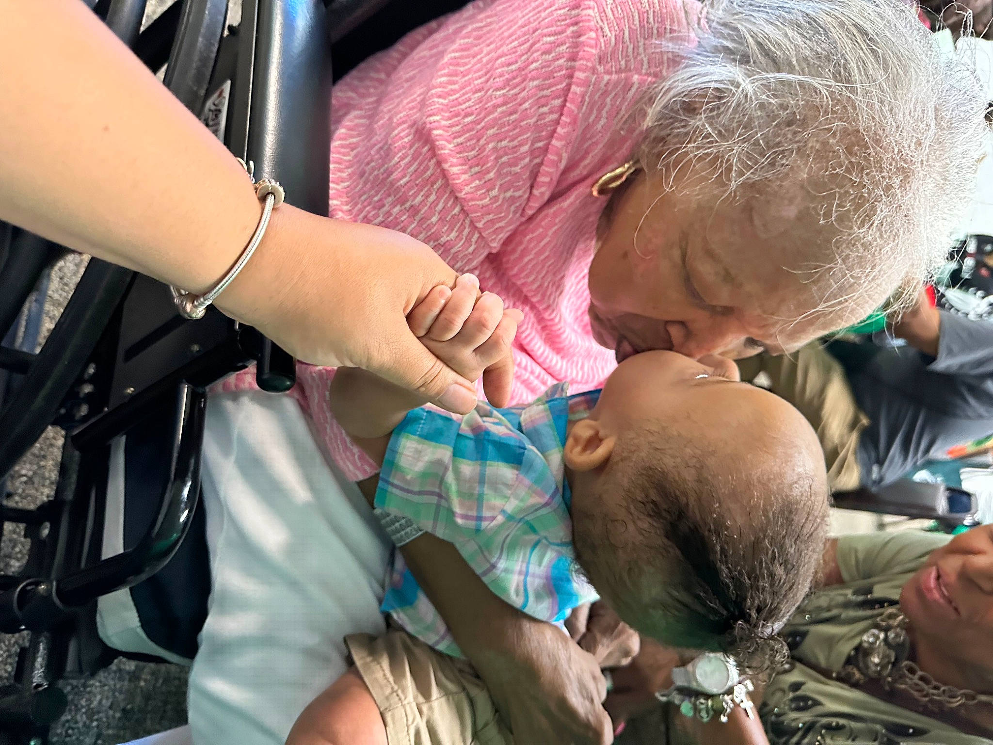 Lj is registered to the contest to win money with this photo: auto_part, baby, baby_products, child, event, eyewear, fun, grass, hairstyle, interaction, leisure, motor_vehicle, mouth, person, sitting, skin, sunglasses, toddler, vacation, vehicle_door