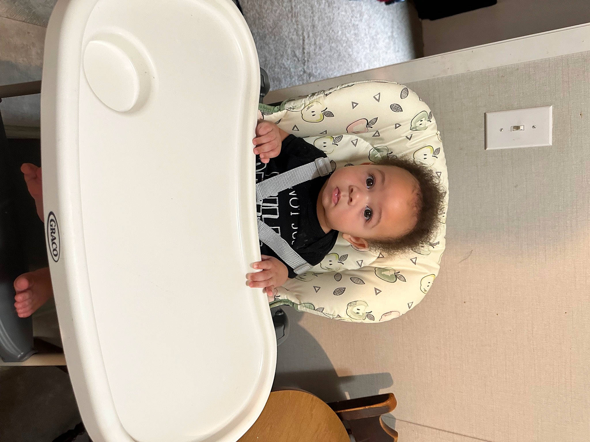 Lj is registered to the contest to win money with this photo: baby, baby_toddler_clothing, child, cleanliness, comfort, gadget, person, room, sleeve, toddler