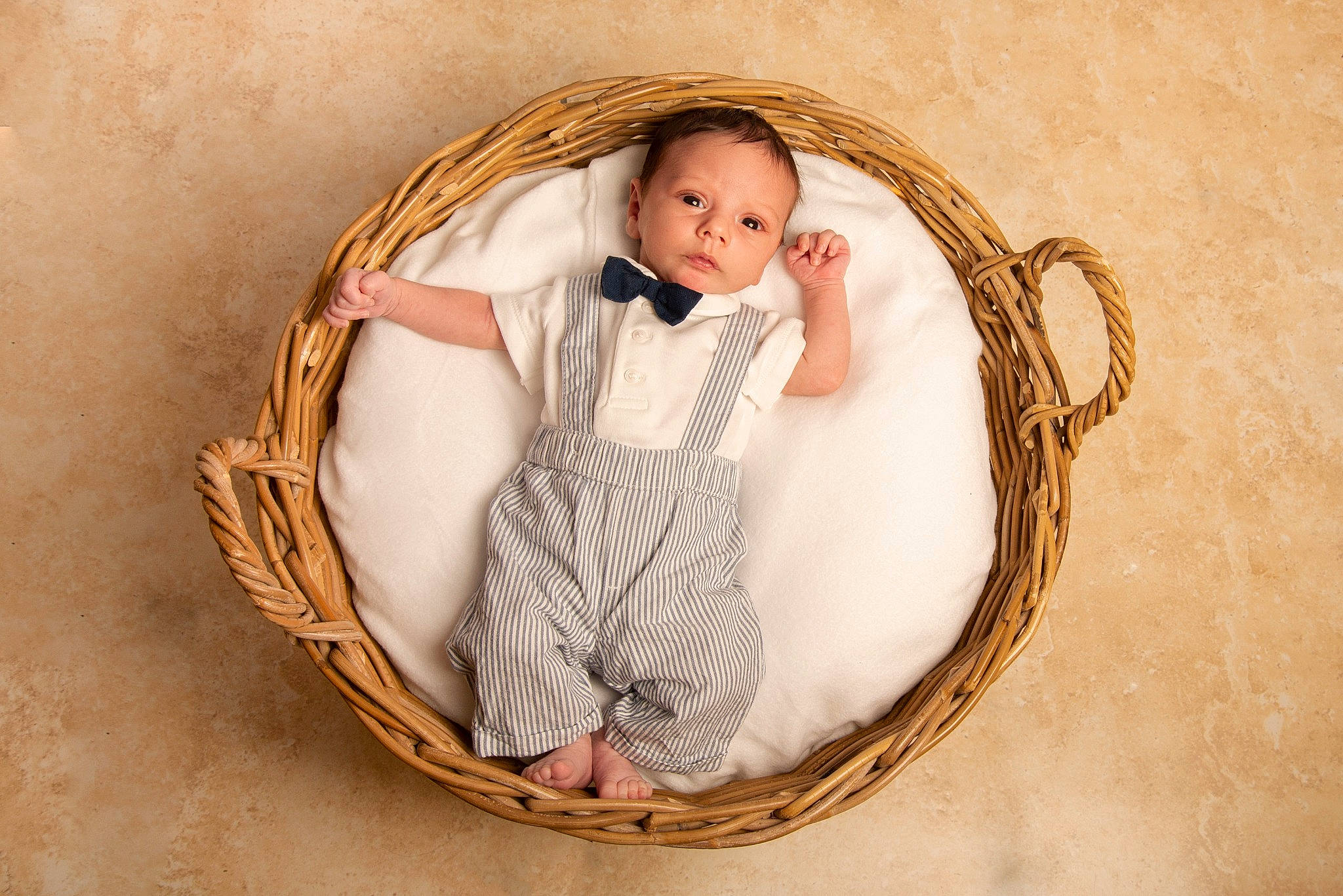 Saël a rejoint le concours — aidez-le/la à gagner de superbes lots ! arm, baby, baby_toddler_clothing, circle, clothing, comfort, eyelash, flash_photography, hand, head, headgear, human_body, leg, linens, pattern, person, sitting, sleeve, toddler, wood