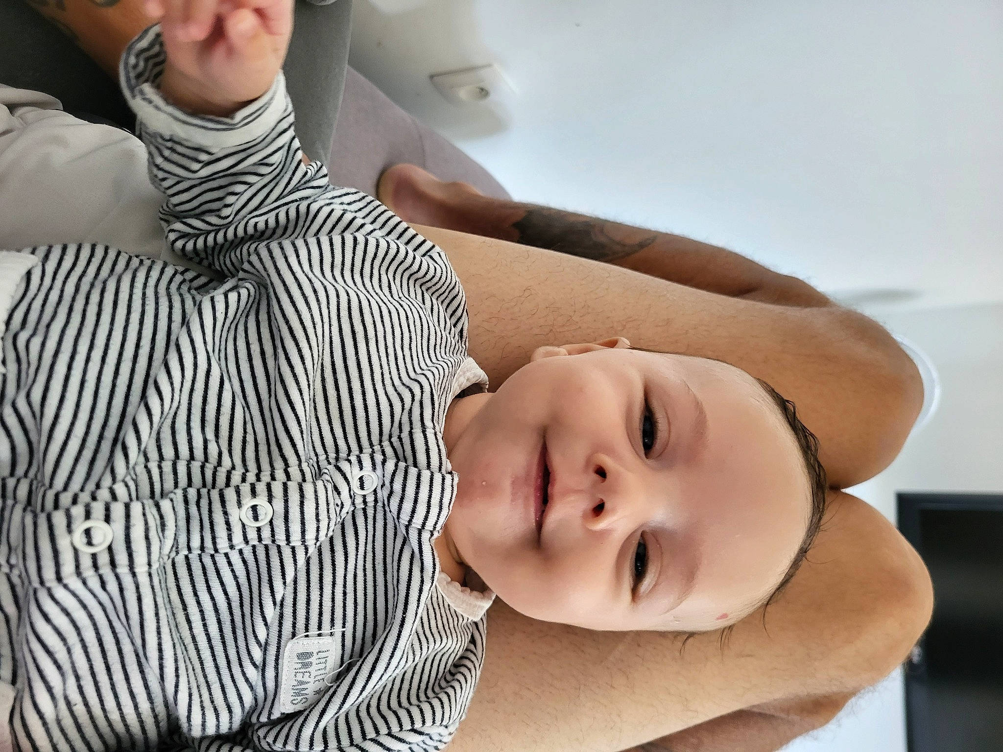 Saël a rejoint le concours — aidez-le/la à gagner de superbes lots ! abdomen, automotive_design, baby, chest, child, comfort, eyelash, eyewear, gesture, happy, linens, mouth, neck, pattern, person, room, shoulder, skin, sleep, smile