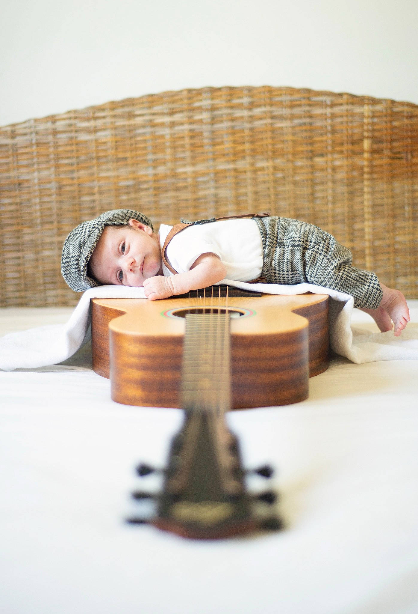 Saël participe au concours pour gagner de l'argent avec cette photo : bench, child, comfort, couch, floor, flooring, fur, hardwood, headwear, leisure, linens, living_room, pattern, person, play, recreation, room, sitting, studio_couch, table