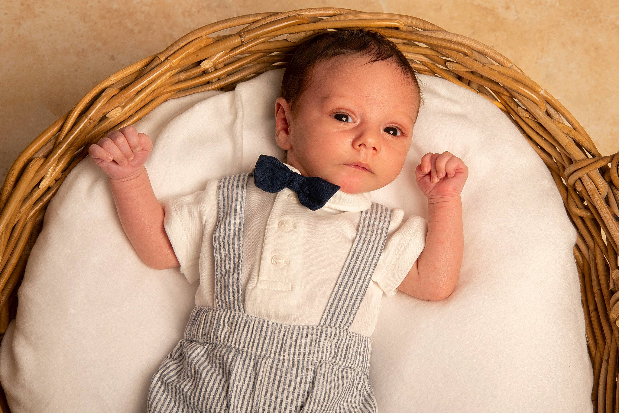 Saël a rejoint le concours — aidez-le/la à gagner de superbes lots ! baby, baby_toddler_clothing, cheek, collar, comfort, dress, dress_shirt, eyelash, finger, flash_photography, headgear, iris, linens, lip, neck, person, skin, sleeve, textile, toddler