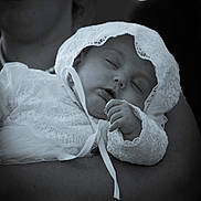 Lola a rejoint le concours — aidez-le/la à gagner de superbes lots ! baby, sleeping, lace, white_clothing, person, arm, portrait, black_and_white, peaceful, child, newborn, infant, closeup, soft_light, fabric, holding, face, cute, tender, calm