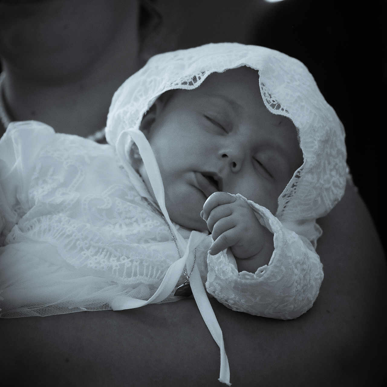 Lola a rejoint le concours — aidez-le/la à gagner de superbes lots ! arm, baby, black_and_white, calm, child, closeup, cute, fabric, face, holding, infant, lace, newborn, peaceful, person, portrait, sleeping, soft_light, tender, white_clothing