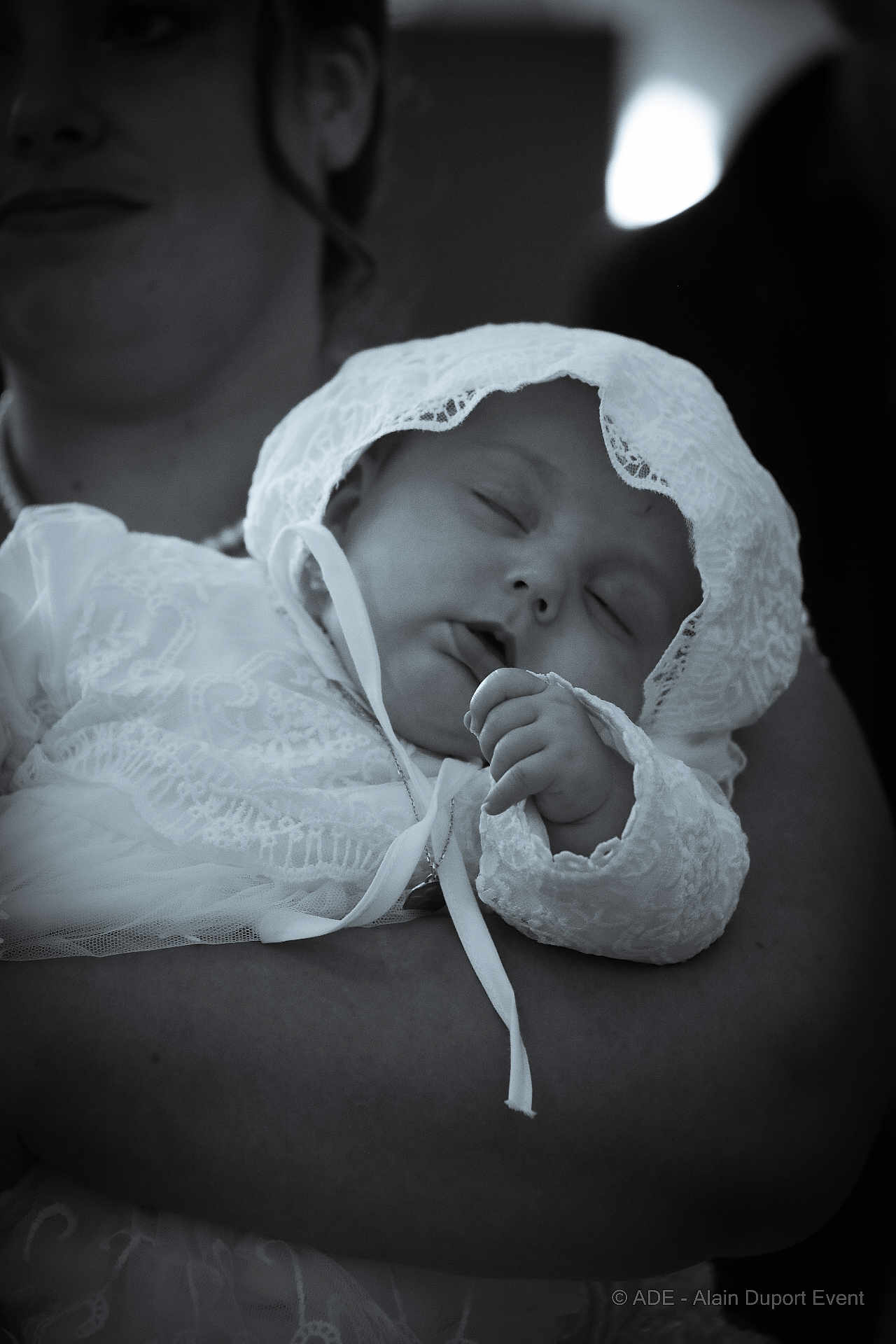 Lola a rejoint le concours — aidez-le/la à gagner de superbes lots ! baby, sleeping, lace, white_clothing, person, arm, portrait, black_and_white, peaceful, child, newborn, infant, closeup, soft_light, fabric, holding, face, cute, tender, calm
