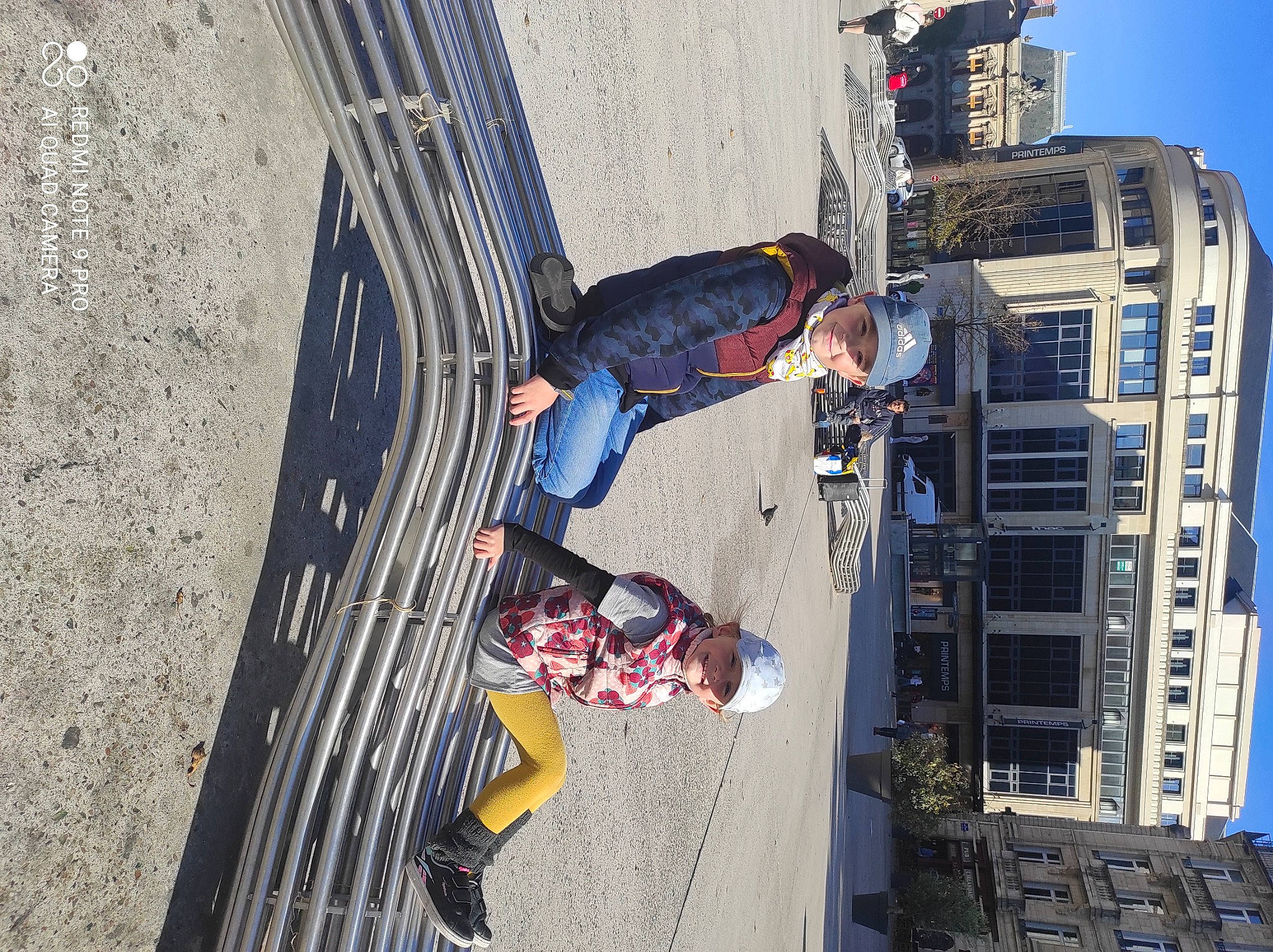 Timéo participe au concours pour gagner de l'argent avec cette photo : adventure, blue, building, city, concrete, denim, electric_blue, extreme_sport, facade, fun, headwear, joy, leisure, outdoor_shoe, pedestrian, person, recreation, rock_climbing_equipment, rope, sky