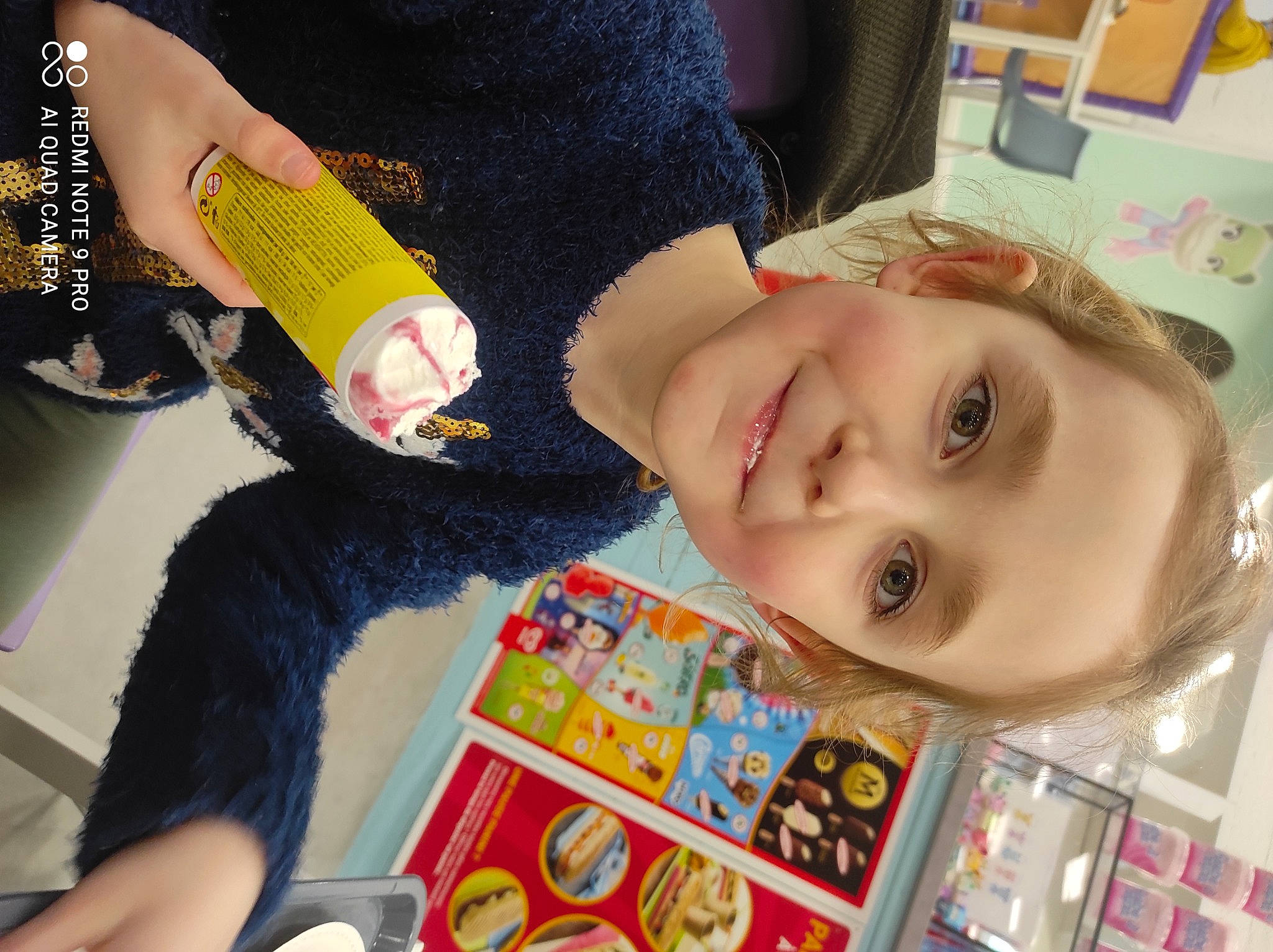 Cléa a rejoint le concours — aidez-le/la à gagner de superbes lots ! carmine, cheek, child, flooring, fun, happy, human_leg, joy, mouth, nail, nose, person, plastic_bottle, room, skin, smile, textile, thread, thumb, toddler