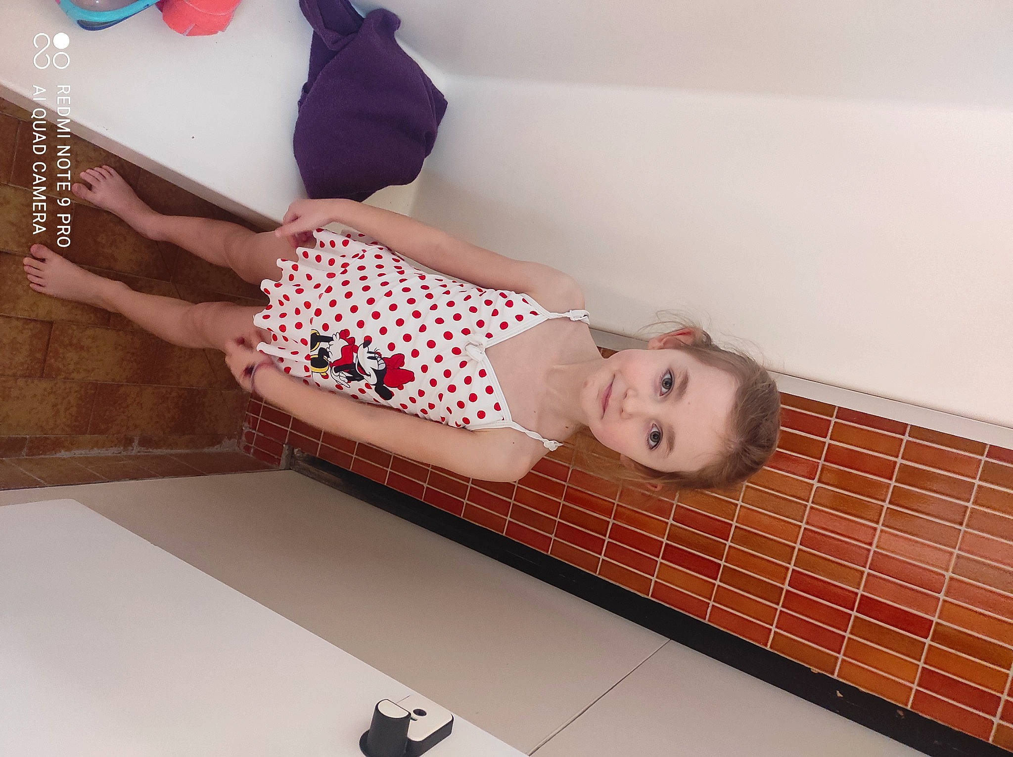 Cléa participe au concours pour gagner de l'argent avec cette photo : baby_toddler_clothing, child, comfort, flooring, happy, hardwood, human_leg, knee, linens, magenta, pattern, person, pink, rectangle, room, sleeve, smile, thigh, toddler, wall