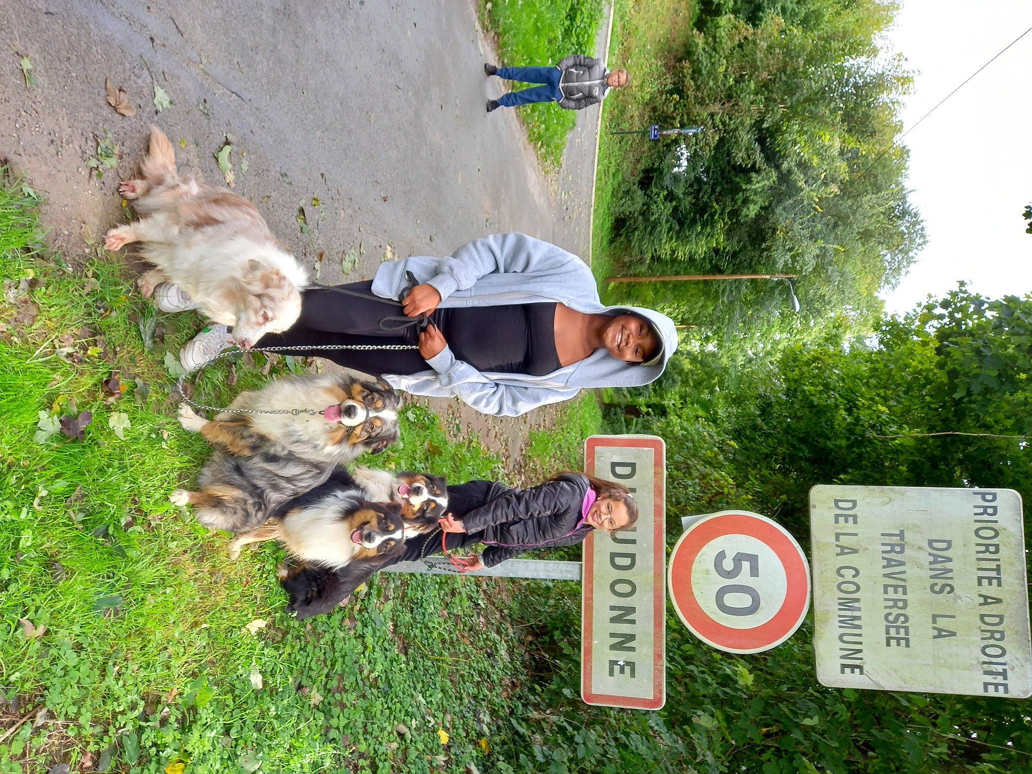 Lindo participe au concours pour gagner de l'argent avec cette photo : adventure, canidae, carnivore, companion_dog, dog, dog_breed, fun, grass, leisure, plant, recreation, shrub, sign, sporting_group, tree