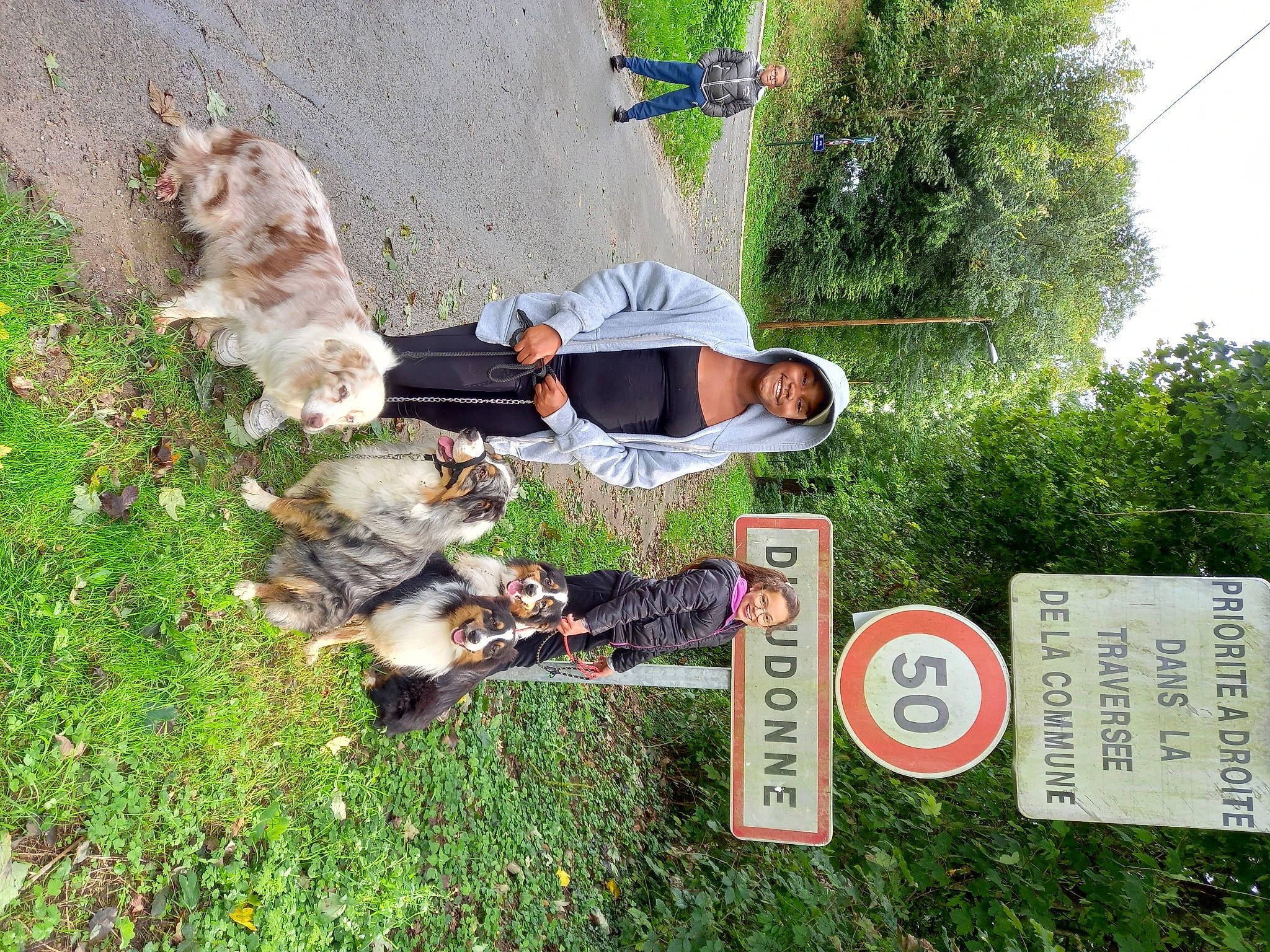 Pirate a rejoint le concours — aidez-le/la à gagner de superbes lots ! adventure, canidae, carnivore, companion_dog, dog, dog_breed, dog_supply, fun, grass, hat, leash, leisure, plant, recreation, shrub, sign, signage, sporting_group, t_shirt, tree