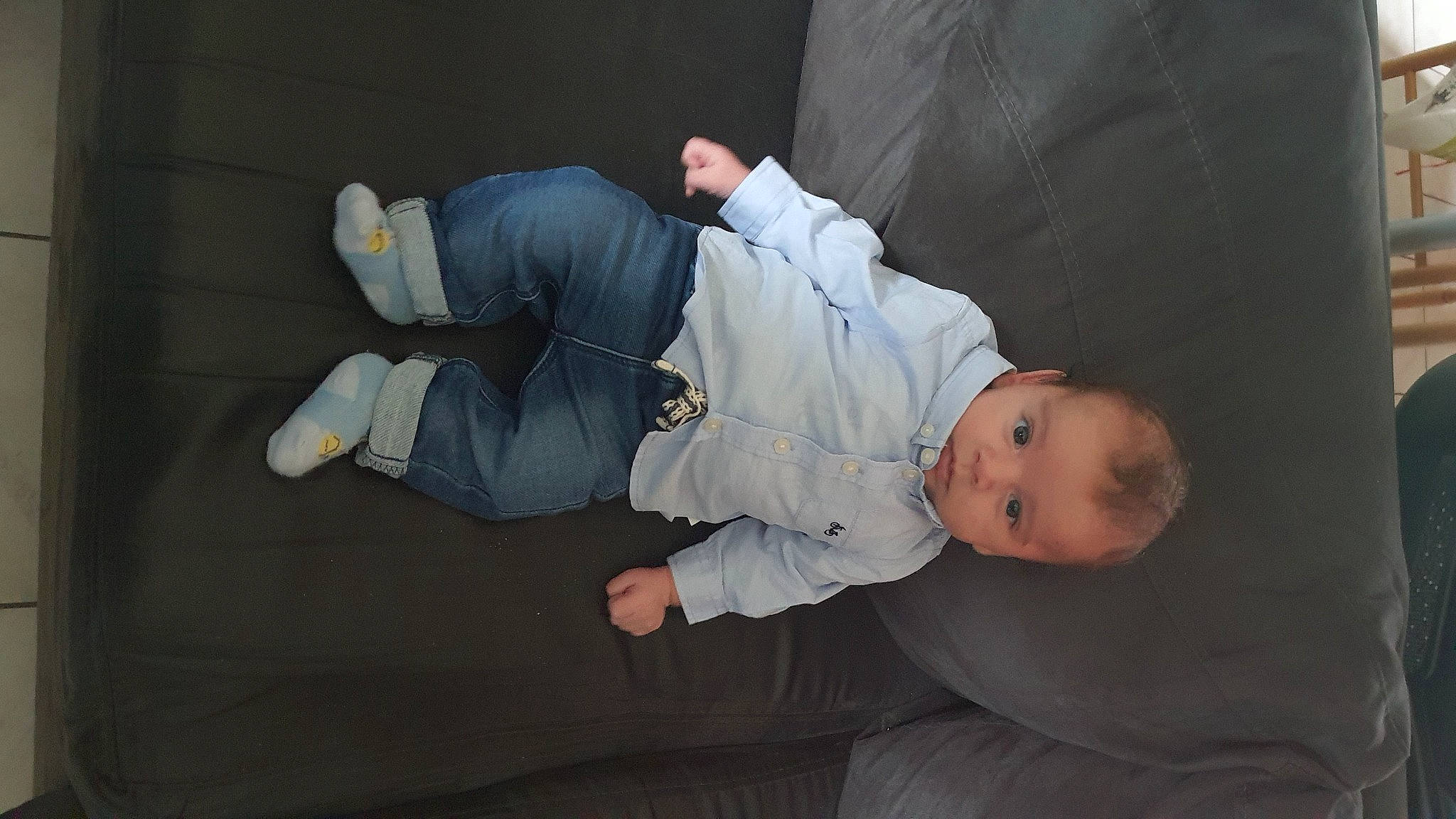 Nolhan a rejoint le concours — aidez-le/la à gagner de superbes lots ! baby, baby_toddler_clothing, child, comfort, elbow, fun, gesture, knee, leg, person, sitting, sleeve, sneakers, toddler, tree