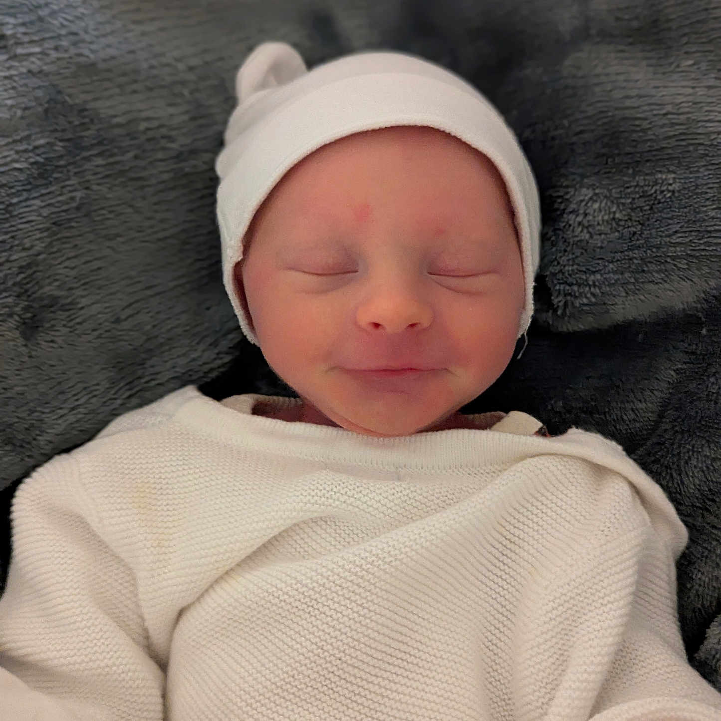Ewen Evain a rejoint le concours — aidez-le/la à gagner de superbes lots ! baby, blanket, child, closeup, cozy, cute, face, hat, indoors, infant, newborn, peaceful, portrait, resting, sleeping, smiling, soft_texture, tiny_hands, warm, white_clothing