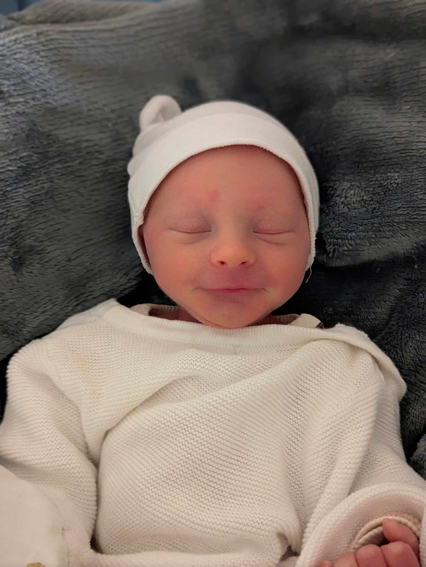Ewen Evain a rejoint le concours — aidez-le/la à gagner de superbes lots ! newborn, baby, infant, sleeping, white_clothing, hat, blanket, soft_texture, peaceful, closeup, face, portrait, cute, tiny_hands, resting, indoors, cozy, warm, smiling, child
