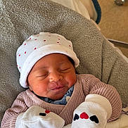 Atti participe au concours pour gagner de l'argent avec cette photo : baby, newborn, sleeping, hat, mittens, blanket, cozy, cute, infant, smile, knitwear, soft, wrapped, sleep, face, child, warm, resting, comfort, indoors