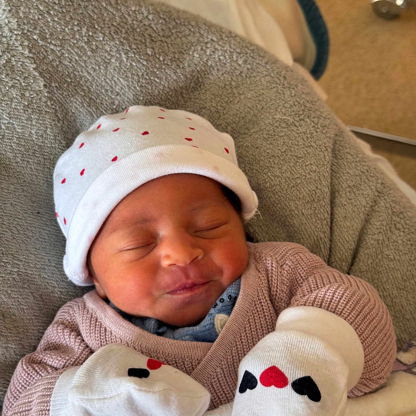 Atti participe au concours pour gagner de l'argent avec cette photo : baby, blanket, child, comfort, cozy, cute, face, hat, indoors, infant, knitwear, mittens, newborn, resting, sleep, sleeping, smile, soft, warm, wrapped