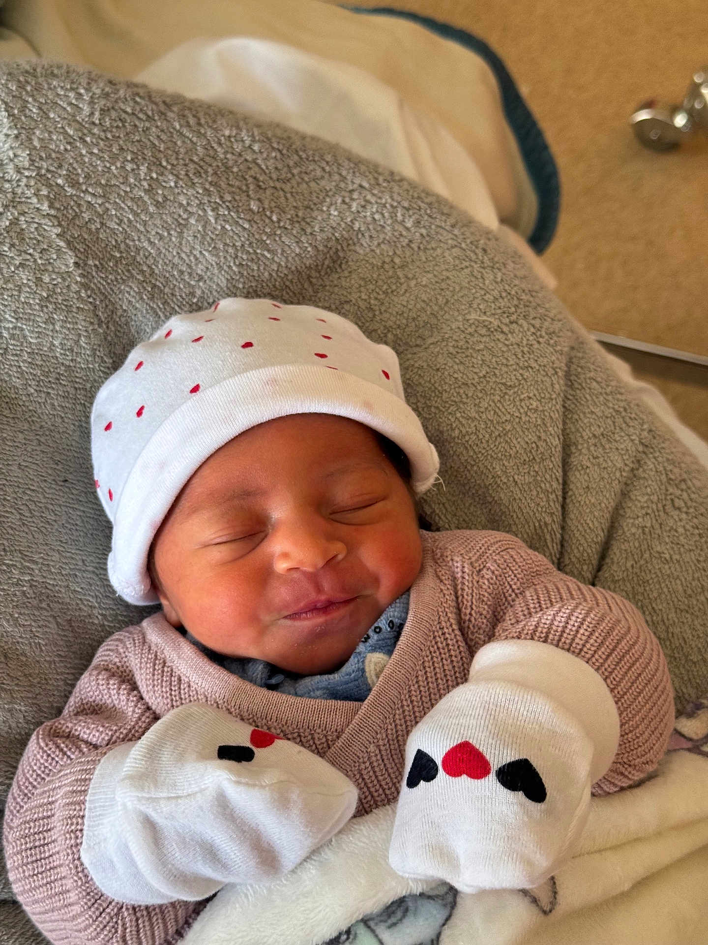 Atti participe au concours pour gagner de l'argent avec cette photo : baby, newborn, sleeping, hat, mittens, blanket, cozy, cute, infant, smile, knitwear, soft, wrapped, sleep, face, child, warm, resting, comfort, indoors