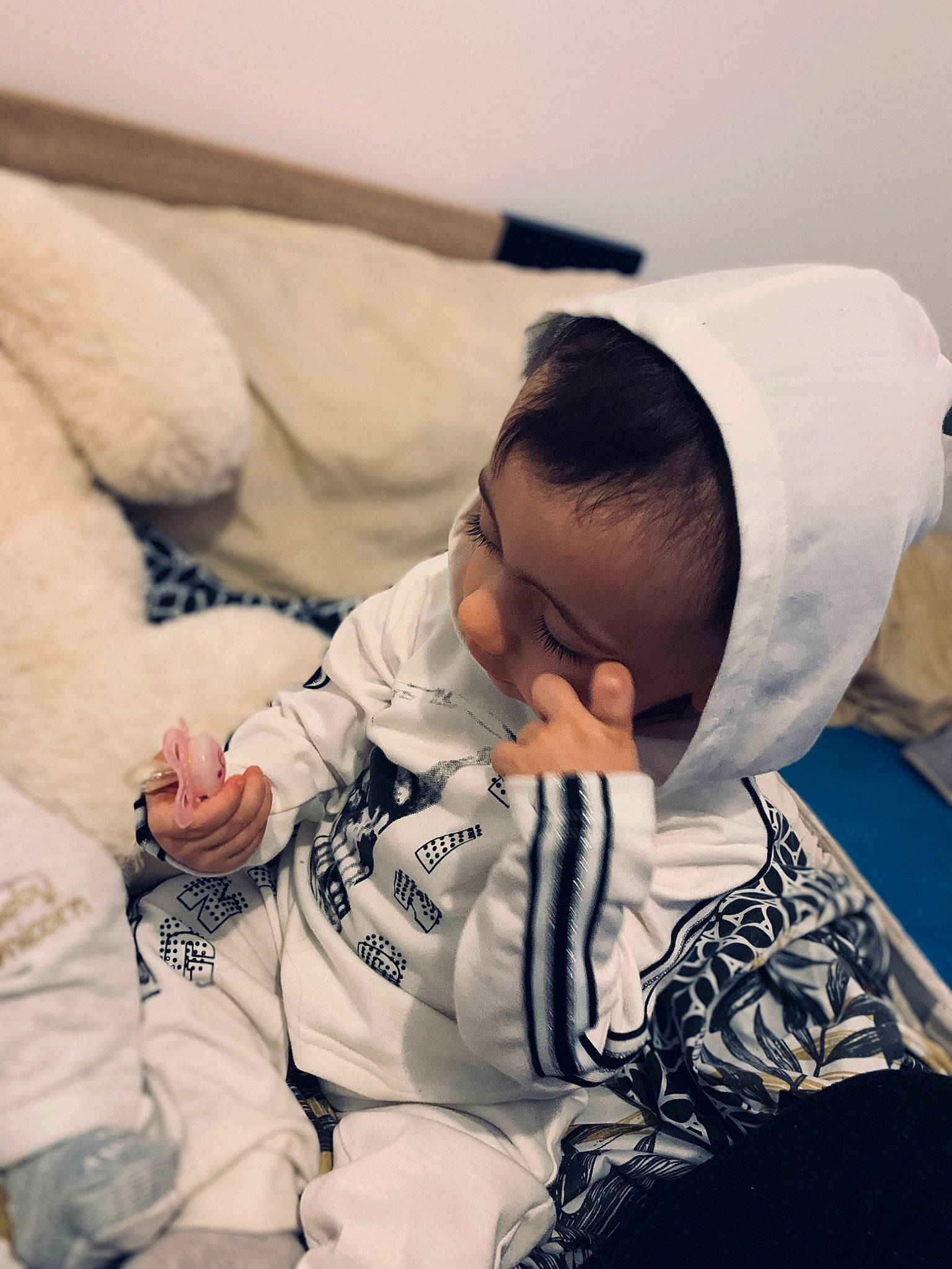 Matteo a rejoint le concours — aidez-le/la à gagner de superbes lots ! arm, baby, baby_sleeping, baby_toddler_clothing, bedtime, child, comfort, couch, fun, fur, happy, human_body, jacket, outerwear, person, room, sitting, skin, sleeve, t_shirt