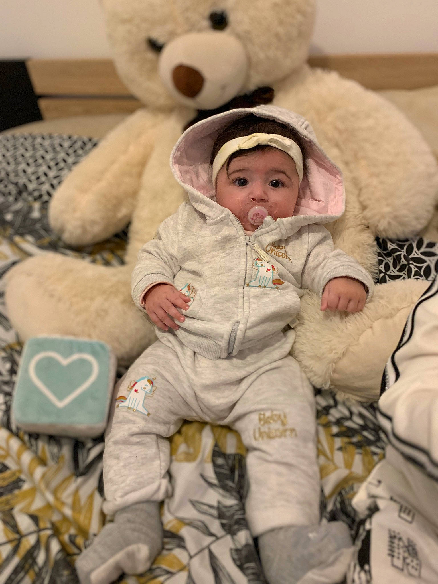 Marie participe au concours pour gagner de l'argent avec cette photo : baby, cheek, child, comfort, computer_keyboard, eye, gesture, head, headgear, headwear, human, mammal, nose, organ, peripheral, person, skin, teddy_bear, textile, toddler