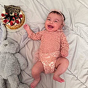 Rosa a rejoint le concours — aidez-le/la à gagner de superbes lots ! baby, bedspread, berries, cake, celebration, child, chocolate, cute, grey_bunny, happy, headband, indoors, infant, joyful, lying_down, pink_lace_outfit, portrait, smiling, soft_texture, stuffed_animal