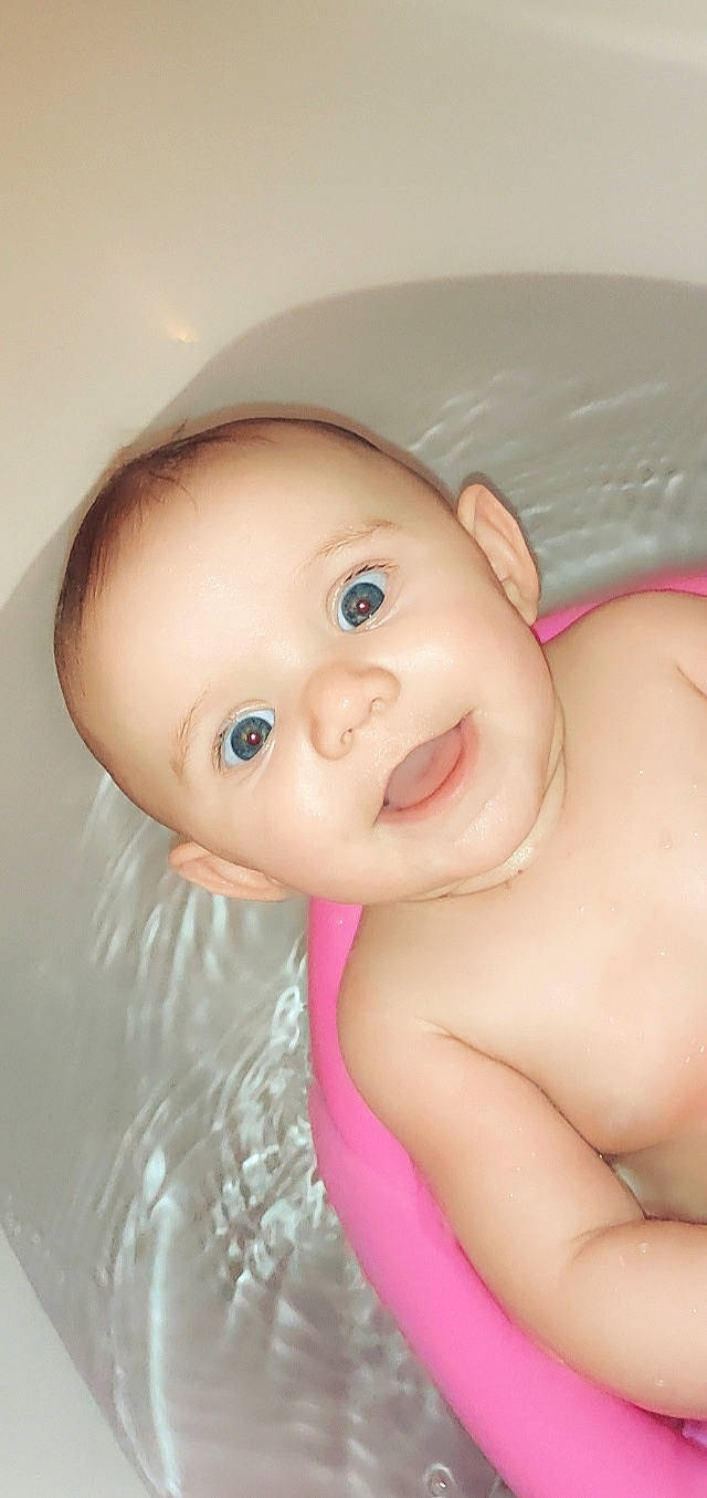 Lévana a rejoint le concours — aidez-le/la à gagner de superbes lots ! arm, baby, baby_bathing, bathing, cheek, ear, eye, eyebrow, eyelash, face, forehead, human_body, iris, jaw, lip, mouth, nose, person, skin, smile