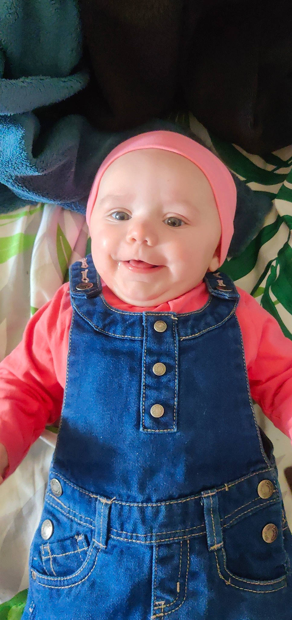 Lévana participe au concours pour gagner de l'argent avec cette photo : baby_toddler_clothing, cheek, chin, clothing, eye, face, facial_expression, hand, headwear, human, human_body, joy, lip, nose, organ, outerwear, person, pink, skin, sleeve