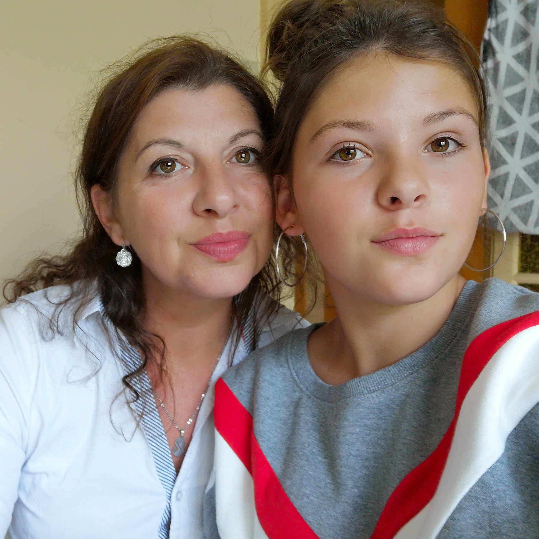Amel a rejoint le concours — aidez-le/la à gagner de superbes lots ! beauty, brown_hair, child, day, friendship, fun, girl, organ, person, product, skin, smile, student, trunk, woman
