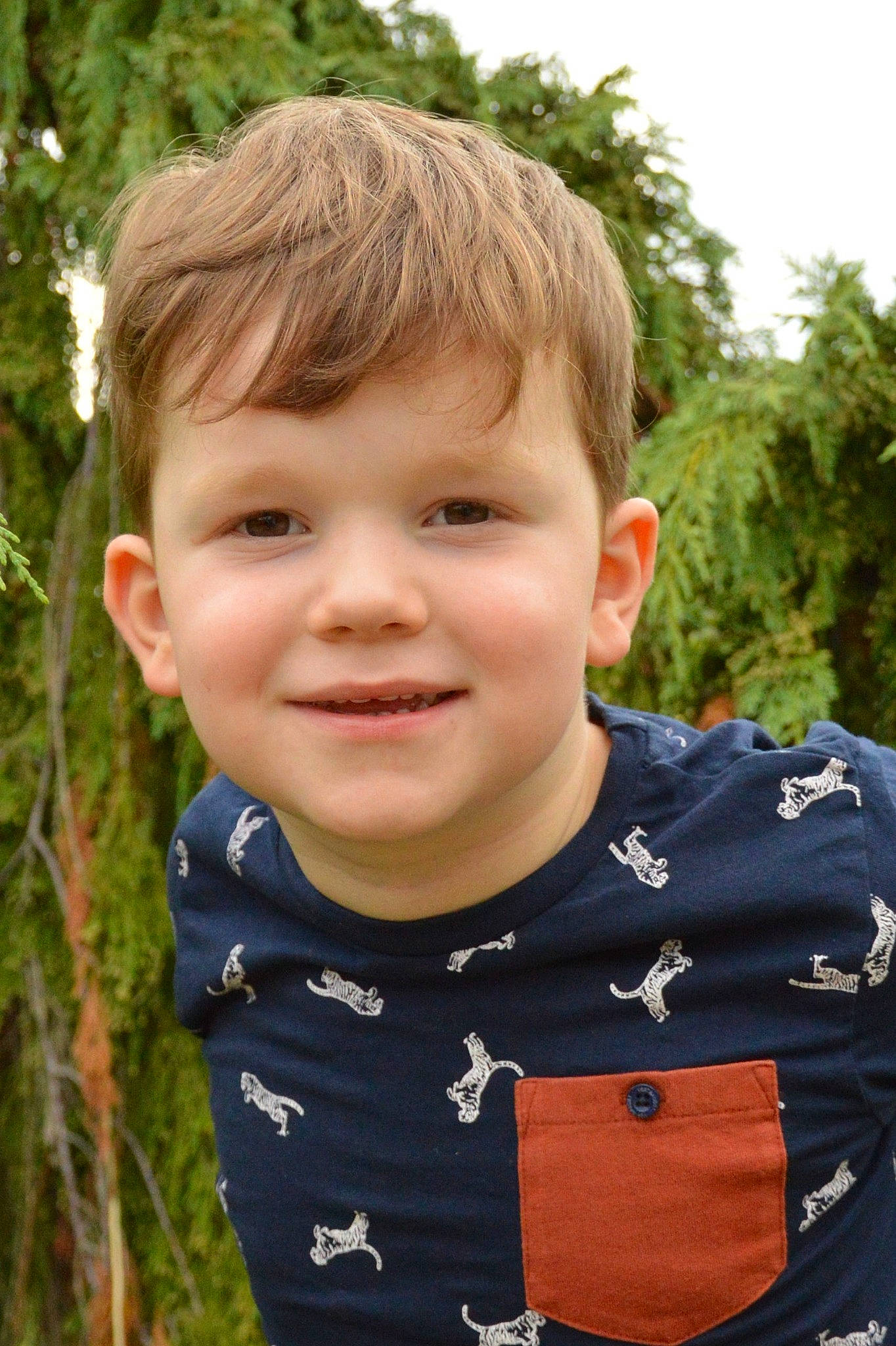 Lowen participe au concours pour gagner de l'argent avec cette photo : baby, blond, cheek, child, crop, electric_blue, fun, grass, happy, iris, joy, nose, people_in_nature, person, personal_protective_equipment, portrait_photography, sky, sleeve, smile, t_shirt