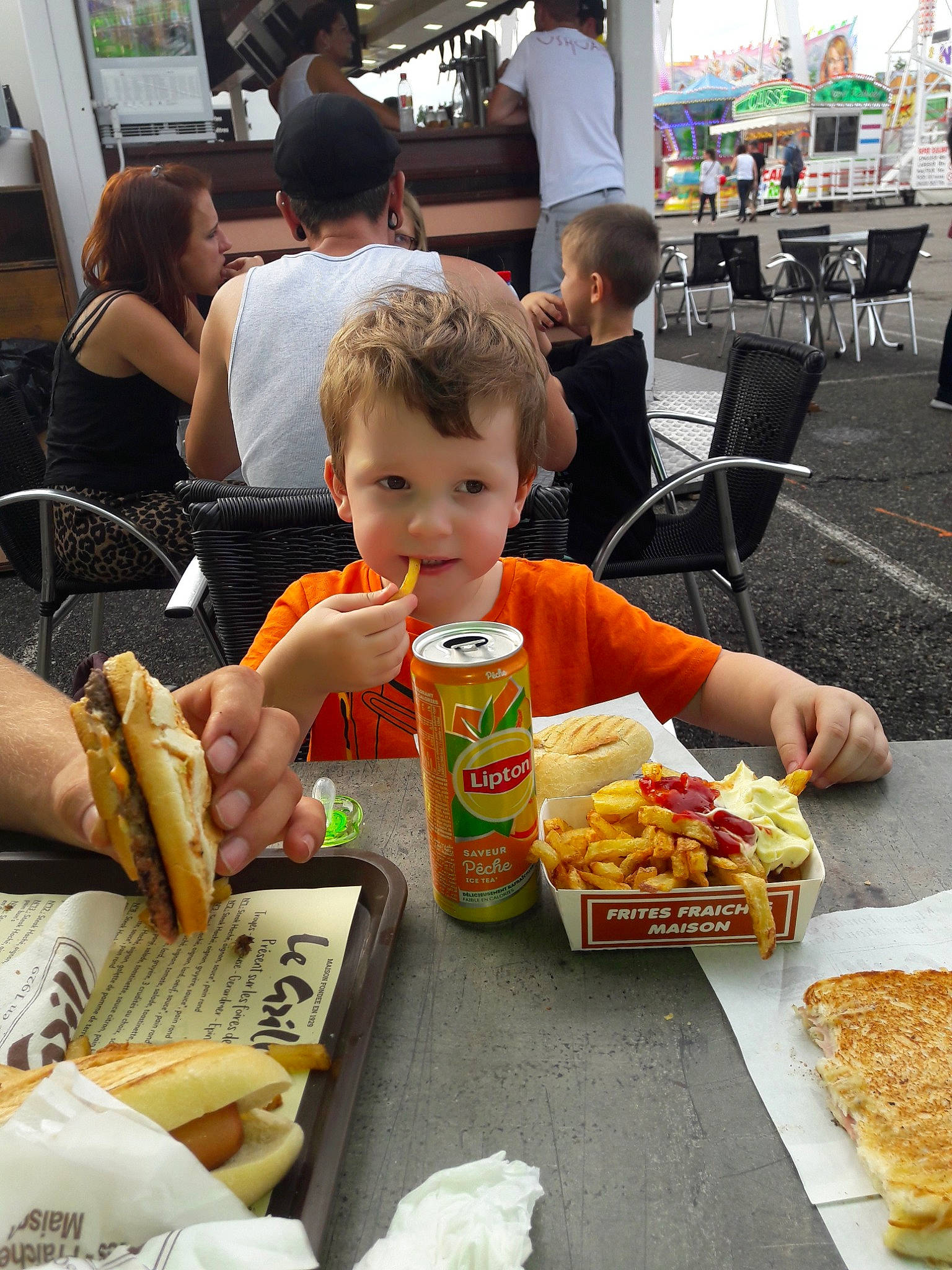 Lowen a rejoint le concours — aidez-le/la à gagner de superbes lots ! breakfast, brunch, child, comfort_food, cuisine, dish, eating, fast_food, finger_food, food, junk_food, kids_meal, lunch, meal, person, restaurant, snack, vacation