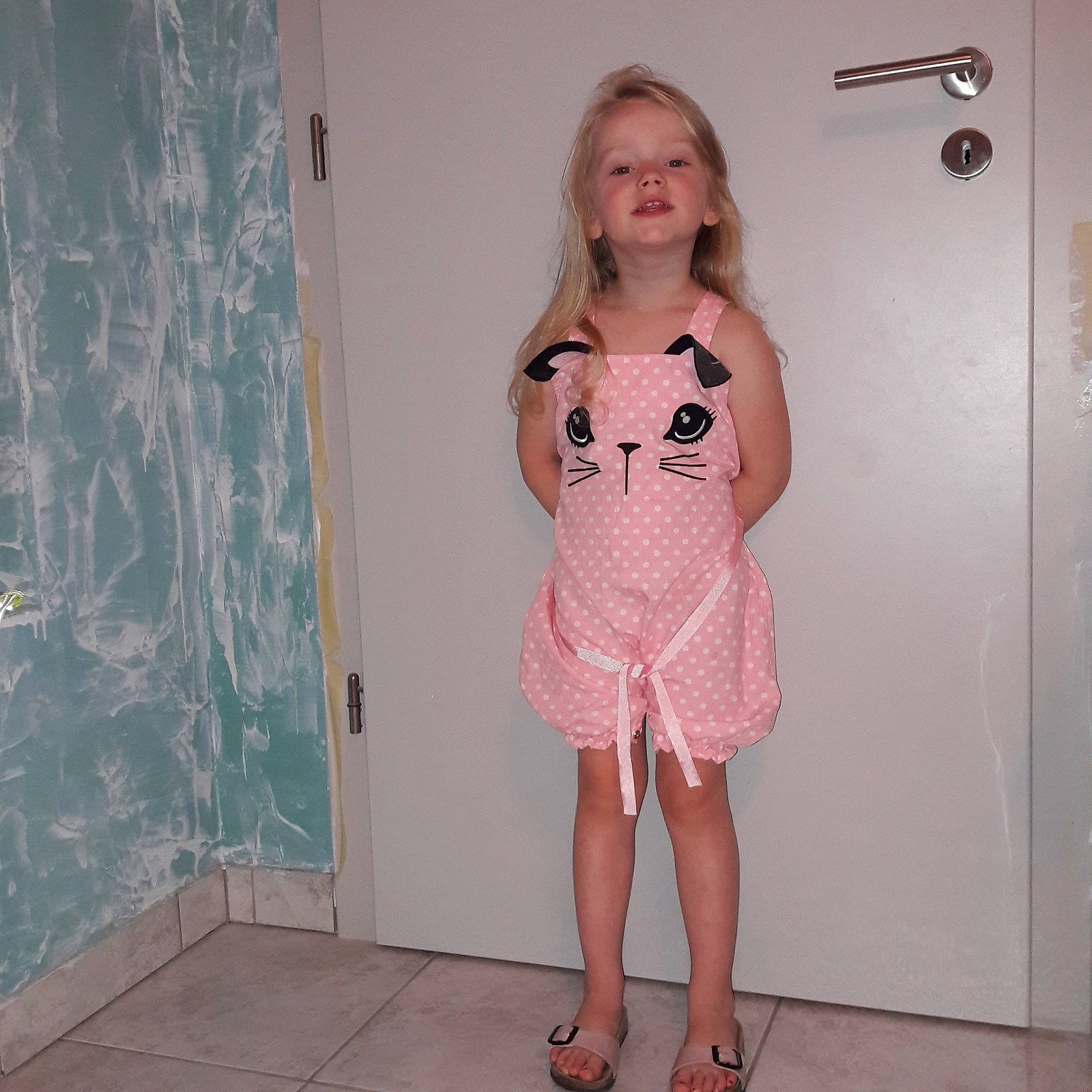 Maïwenn a rejoint le concours — aidez-le/la à gagner de superbes lots ! abdomen, child_model, clothing, cocktail_dress, design, dress, girl, hip, human_hair_color, human_leg, joint, leg, neck, pattern, person, pink, shoulder, thigh, trunk