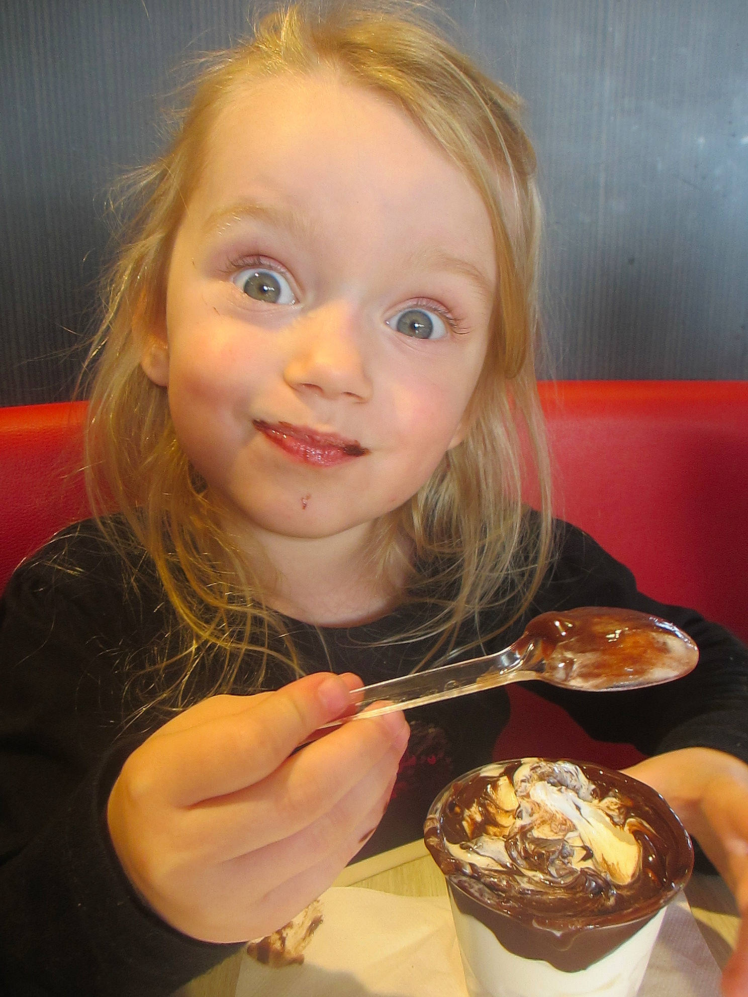 Maïwenn participe au concours pour gagner de l'argent avec cette photo : blond, brown_hair, cheek, ear, eye, face, fun, girl, head, human_hair_color, lip, mouth, person, smile