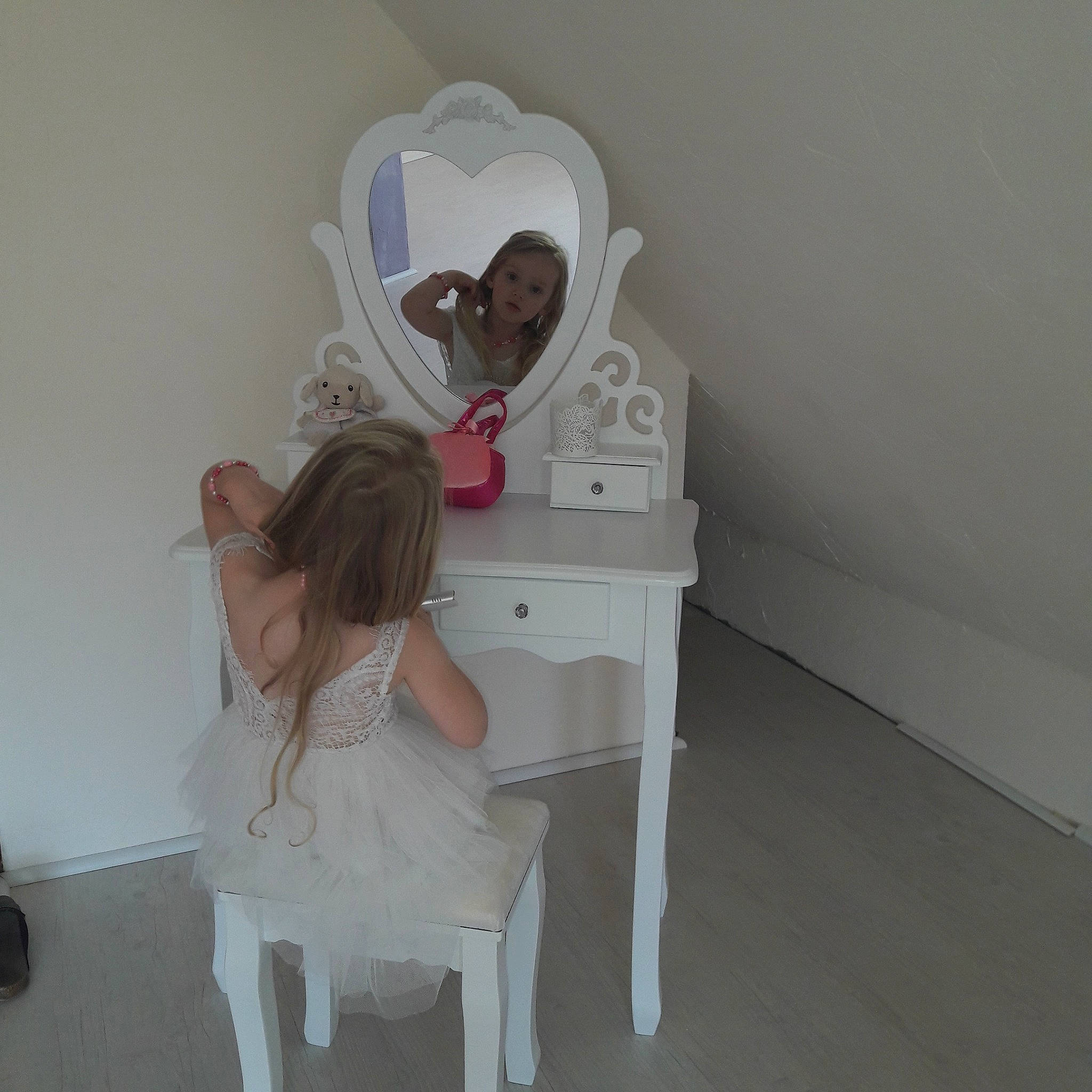 Maïwenn participe au concours pour gagner de l'argent avec cette photo : chair, flooring, furniture, girl, lamp, neck, person, product, room, shoulder, table, white