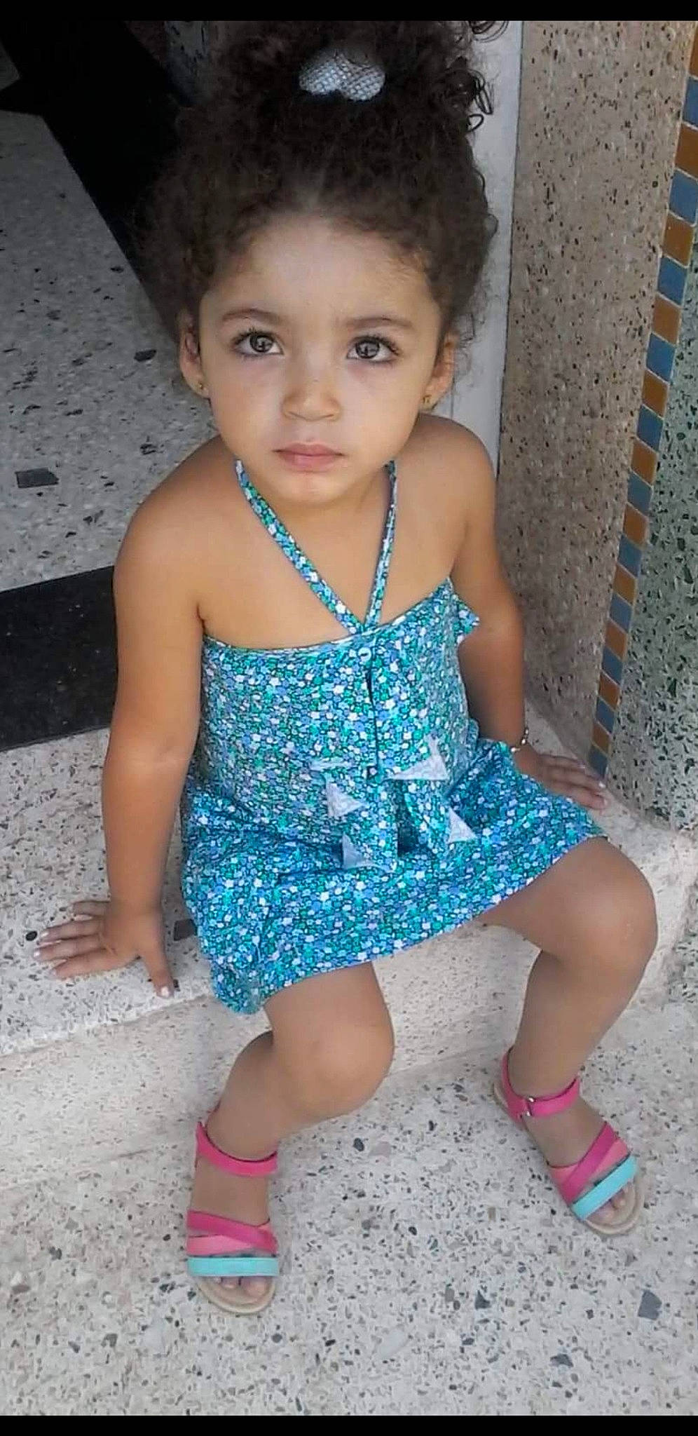 Rita a rejoint le concours — aidez-le/la à gagner de superbes lots ! cheek, child, child_model, clothing, human_leg, leg, person, sitting, smile, thigh, toddler