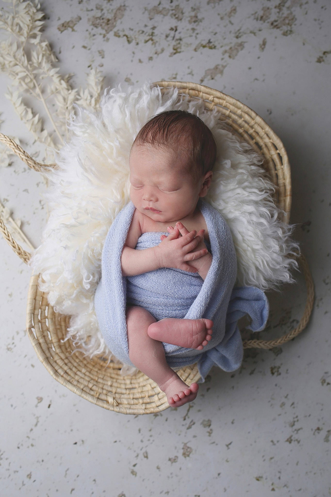 Naël participe au concours pour gagner de l'argent avec cette photo : baby, baby_products, baby_sleeping, baby_toddler_clothing, barefoot, child, comfort, fashion_accessory, flooring, foot, fur, grass, happy, linens, pattern, person, sitting, skin, toddler, wood