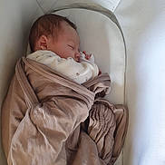 Nolan a rejoint le concours — aidez-le/la à gagner de superbes lots ! baby, newborn, sleeping, blanket, bassinet, cozy, infant, wrapped, peaceful, soft, cushion, child, cute, indoors, resting, portrait, person, fabric, bed, comfort
