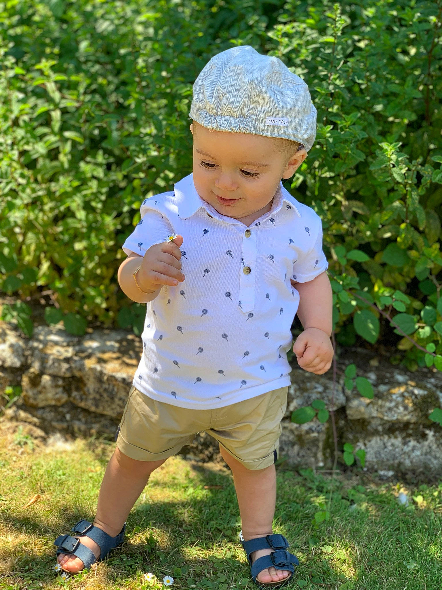Santiago participe au concours pour gagner de l'argent avec cette photo : baby, baby_toddler_clothing, child, grass, headgear, headwear, pattern, person, play, toddler, yellow